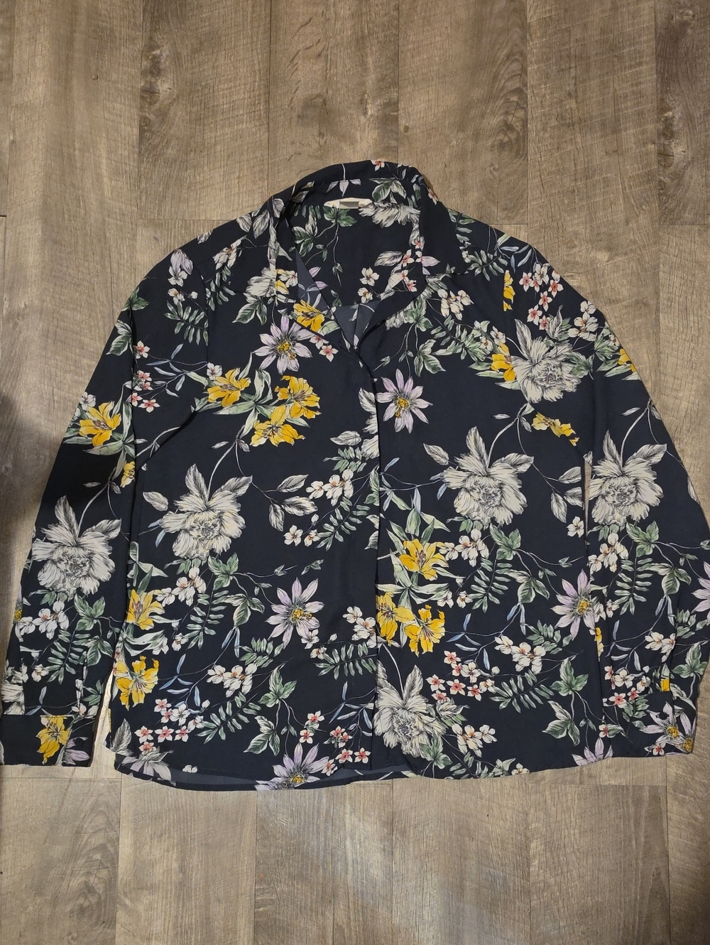 Women's H&M Navy Floral Lightweight Shirt with Yellow & White Blooms Size 4